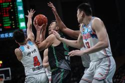 -辽宁男篮险胜福建男篮，赛后庆祝气氛欢快的简单介绍