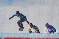 开云平台-单板滑雪比赛中，选手飘逸滑过终点线！