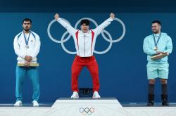 -举重比赛激烈对决运动员拼尽全力展现拼搏精神的简单介绍