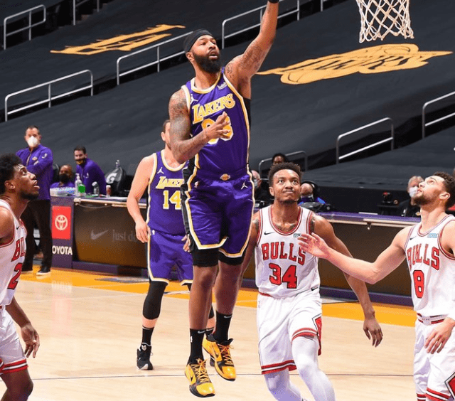 包含公牛鏖战广州队，麦科勒姆高光表现的词条